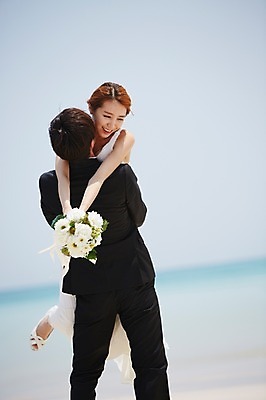 포토 JPG 주간 라이프스타일 부부 커플 드레스 여자 남자 꽃 행복 여유 신부 바다 부케 커플라이프 여행 웨딩드레스 신랑 결혼 신혼부부 안기 한국 서기 미소 웃음 들기 사람 동양인 정장 턱시도 상반신 20대 성인 해변 야외 두명 앞모습 뒷모습 아웃포커스 제주도 기쁨 한국인 청년만 성인만 국내포토 자연요소 식물 옷 감정 아시아 뷰포인트 꽃다발 관계 모션 촬영기법 표정 인종 이벤트 청년 생활 신혼 파일형식
