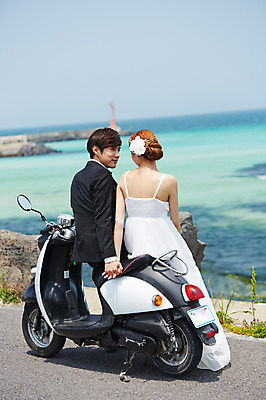 포토 JPG 주간 라이프스타일 부부 커플 드레스 여자 남자 행복 도로 길 여유 신부 바다 커플라이프 여행 웨딩드레스 신랑 결혼 신혼부부 한국 함께함 사랑 미소 웃음 사람 앉기 동양인 정장 턱시도 이벤트 상반신 20대 성인 야외 두명 아웃포커스 제주도 마주보기 손잡기 다정 기쁨 한국인 스쿠터 오토바이 돌_바위 바위 상쾌 해안도로 청년만 성인만 국내포토 자연요소 옷 감정 아시아 컨셉 관계 교통시설 모션 촬영기법 표정 인종 청년 생활 바이크 신혼 파일형식