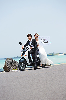 포토 JPG 주간 전신 라이프스타일 부부 커플 드레스 여자 남자 꽃 행복 도로 길 여유 신부 바다 부케 커플라이프 여행 웨딩드레스 신랑 결혼 신혼부부 한국 함께함 사랑 미소 웃음 들기 사람 앉기 동양인 정장 턱시도 이벤트 20대 성인 야외 두명 아웃포커스 제주도 다정 기쁨 팻말 한국인 스쿠터 오토바이 돌_바위 바위 상쾌 해안도로 청년만 성인만 국내포토 자연요소 식물 옷 감정 아시아 꽃다발 컨셉 관계 교통시설 모션 프레임 촬영기법 표정 인종 청년 생활 바이크 신혼 파일형식