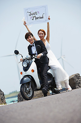 포토 JPG 주간 전신 라이프스타일 부부 커플 드레스 여자 남자 행복 도로 길 여유 신부 부케 커플라이프 여행 웨딩드레스 신랑 결혼 신혼부부 하늘 한국 함께함 사랑 미소 웃음 들기 사람 앉기 동양인 정장 턱시도 이벤트 20대 성인 야외 두명 아웃포커스 제주도 다정 기쁨 팻말 한국인 스쿠터 오토바이 돌_바위 바위 상쾌 해안도로 청년만 성인만 국내포토 자연요소 옷 감정 아시아 꽃다발 컨셉 관계 교통시설 모션 프레임 촬영기법 표정 인종 청년 생활 바이크 신혼 파일형식