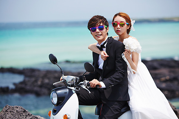 포토 JPG 주간 라이프스타일 부부 커플 드레스 여자 남자 꽃 행복 여유 신부 바다 부케 커플라이프 여행 웨딩드레스 신랑 결혼 신혼부부 안기 한국 함께함 사랑 미소 웃음 들기 사람 앉기 동양인 정장 턱시도 이벤트 상반신 20대 성인 야외 두명 옆모습 아웃포커스 선글라스 제주도 다정 기쁨 한국인 스쿠터 오토바이 돌_바위 바위 상쾌 해안도로 청년만 성인만 국내포토 자연요소 식물 옷 감정 아시아 안경 도로 뷰포인트 꽃다발 컨셉 관계 모션 촬영기법 표정 인종 청년 생활 바이크 신혼 파일형식