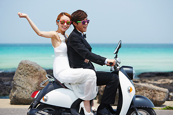 포토 JPG 주간 라이프스타일 부부 커플 드레스 여자 남자 행복 도로 길 여유 신부 바다 커플라이프 여행 웨딩드레스 신랑 결혼 신혼부부 안기 한국 함께함 사랑 미소 웃음 사람 앉기 동양인 정장 턱시도 손짓 이벤트 20대 성인 야외 두명 옆모습 아웃포커스 선글라스 제주도 다정 기쁨 한국인 스쿠터 오토바이 돌_바위 바위 상쾌 해안도로 청년만 성인만 국내포토 자연요소 옷 감정 아시아 안경 뷰포인트 컨셉 관계 교통시설 모션 촬영기법 표정 인종 청년 생활 바이크 신혼 파일형식