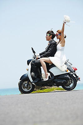 포토 JPG 주간 전신 라이프스타일 부부 커플 드레스 여자 남자 꽃 행복 도로 길 여유 신부 바다 부케 커플라이프 여행 웨딩드레스 신랑 결혼 신혼부부 한국 함께함 사랑 미소 웃음 들기 사람 앉기 동양인 정장 턱시도 이벤트 20대 성인 야외 두명 옆모습 아웃포커스 선글라스 제주도 다정 기쁨 한국인 스쿠터 오토바이 상쾌 해안도로 청년만 성인만 국내포토 자연요소 식물 옷 감정 아시아 안경 뷰포인트 꽃다발 컨셉 관계 교통시설 모션 촬영기법 표정 인종 청년 생활 바이크 신혼 파일형식