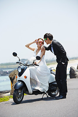 포토 JPG 주간 전신 라이프스타일 부부 커플 드레스 여자 남자 행복 도로 길 여유 신부 바다 커플라이프 여행 웨딩드레스 신랑 결혼 신혼부부 한국 함께함 사랑 서기 미소 웃음 사람 앉기 동양인 정장 턱시도 손짓 이벤트 20대 성인 야외 두명 옆모습 아웃포커스 선글라스 제주도 마주보기 다정 기쁨 한국인 스쿠터 오토바이 돌_바위 바위 상쾌 주머니손 해안도로 청년만 성인만 국내포토 자연요소 옷 감정 아시아 안경 뷰포인트 컨셉 관계 교통시설 모션 촬영기법 표정 인종 청년 생활 바이크 신혼 파일형식