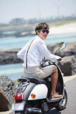 포토 JPG 주간 전신 남자 행복 도로 길 여유 바다 여행 신랑 결혼 한국 함께함 사랑 한명 미소 웃음 사람 앉기 동양인 이벤트 20대 성인 야외 아웃포커스 선글라스 제주도 다정 기쁨 한국인 스쿠터 오토바이 돌_바위 바위 뒤돌아보기 상쾌 해안도로 남자만 남자한명만 성인남자만 청년만 청년남자만 청년남자한명만 성인한명만 성인남자한명만 성인만 국내포토 자연요소 1 감정 아시아 안경 컨셉 교통시설 모션 촬영기법 표정 인종 청년 바이크 파일형식