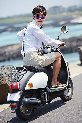 포토 JPG 주간 전신 남자 행복 도로 길 여유 바다 여행 신랑 결혼 한국 함께함 사랑 한명 사람 앉기 동양인 이벤트 20대 성인 야외 아웃포커스 선글라스 제주도 다정 기쁨 한국인 스쿠터 오토바이 돌_바위 바위 뒤돌아보기 상쾌 해안도로 남자만 남자한명만 성인남자만 청년만 청년남자만 청년남자한명만 성인한명만 성인남자한명만 성인만 국내포토 자연요소 1 감정 아시아 안경 컨셉 교통시설 모션 촬영기법 인종 청년 바이크 파일형식