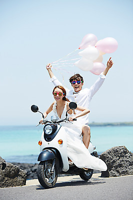 포토 JPG 주간 전신 라이프스타일 부부 커플 드레스 여자 남자 행복 도로 길 여유 신부 바다 커플라이프 여행 웨딩드레스 신랑 결혼 신혼부부 하늘 한국 함께함 사랑 미소 웃음 사람 앉기 동양인 이벤트 상반신 20대 성인 야외 두명 아웃포커스 선글라스 제주도 손들기 다정 기쁨 한국인 스쿠터 오토바이 돌_바위 바위 상쾌 해안도로 풍선 청년만 성인만 국내포토 자연요소 옷 감정 아시아 안경 컨셉 관계 교통시설 모션 촬영기법 표정 인종 청년 생활 바이크 신혼 파일형식