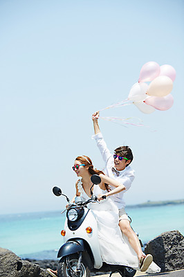 포토 JPG 주간 전신 라이프스타일 부부 커플 드레스 여자 남자 행복 도로 길 여유 신부 바다 커플라이프 여행 웨딩드레스 포즈 신랑 결혼 신혼부부 하늘 한국 함께함 사랑 미소 웃음 사람 앉기 동양인 이벤트 20대 성인 야외 두명 아웃포커스 선글라스 제주도 다정 기쁨 한국인 스쿠터 오토바이 돌_바위 바위 상쾌 해안도로 풍선 청년만 성인만 국내포토 자연요소 옷 감정 아시아 안경 컨셉 관계 교통시설 모션 촬영기법 표정 인종 청년 생활 바이크 신혼 파일형식