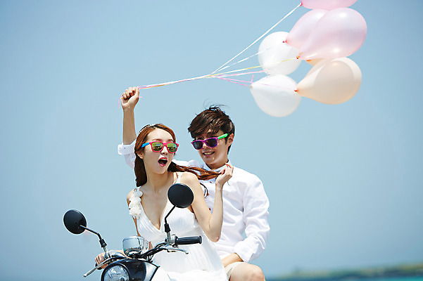 포토 JPG 주간 라이프스타일 부부 커플 드레스 여자 남자 행복 여유 신부 커플라이프 여행 웨딩드레스 신랑 결혼 신혼부부 하늘 한국 함께함 사랑 미소 웃음 사람 앉기 동양인 이벤트 상반신 20대 성인 야외 두명 아웃포커스 선글라스 제주도 다정 기쁨 한국인 스쿠터 오토바이 상쾌 해안도로 풍선 청년만 성인만 국내포토 자연요소 옷 감정 아시아 안경 도로 컨셉 관계 모션 촬영기법 표정 인종 청년 생활 바이크 신혼 파일형식