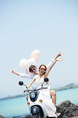 포토 JPG 주간 전신 라이프스타일 부부 커플 드레스 여자 남자 행복 여유 신부 바다 커플라이프 여행 웨딩드레스 신랑 결혼 신혼부부 하늘 한국 함께함 사랑 미소 웃음 사람 앉기 동양인 이벤트 20대 성인 해변 야외 두명 아웃포커스 선글라스 제주도 손들기 다정 기쁨 한국인 스쿠터 오토바이 돌_바위 바위 상쾌 해안도로 풍선 청년만 성인만 국내포토 자연요소 옷 감정 아시아 안경 도로 컨셉 관계 모션 촬영기법 표정 인종 청년 생활 바이크 신혼 파일형식