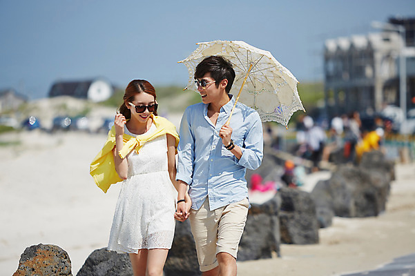 포토 JPG 주간 라이프스타일 부부 커플 여자 남자 행복 여유 커플라이프 여행 신혼부부 휴가 휴식 한국 함께함 사랑 서기 미소 웃음 들기 사람 동양인 상반신 20대 성인 해변 야외 두명 앞모습 아웃포커스 캐주얼 선글라스 제주도 손잡기 다정 기쁨 한국인 신혼여행 돌_바위 바위 상쾌 양산 신혼 청년만 성인만 국내포토 자연요소 옷 감정 아시아 안경 바다 뷰포인트 결혼 컨셉 관계 모션 촬영기법 표정 인종 청년 생활 파일형식