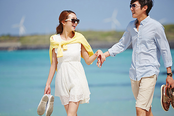 포토 JPG 주간 라이프스타일 부부 커플 여자 남자 행복 여유 바다 커플라이프 여행 신발 신혼부부 휴가 휴식 한국 함께함 사랑 서기 미소 웃음 들기 사람 동양인 손짓 상반신 20대 성인 해변 야외 두명 아웃포커스 캐주얼 선글라스 제주도 걷기 손잡기 다정 기쁨 한국인 신혼여행 상쾌 신혼 청년만 성인만 국내포토 자연요소 옷 감정 아시아 안경 결혼 컨셉 관계 모션 촬영기법 표정 인종 청년 생활 파일형식