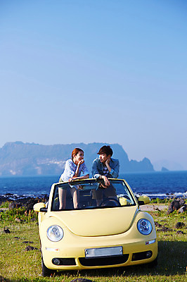 포토 JPG 주간 라이프스타일 부부 커플 여자 남자 행복 여유 바다 커플라이프 여행 신혼부부 자동차 휴가 휴식 한국 함께함 사랑 서기 미소 웃음 사람 동양인 잔디 상반신 20대 성인 야외 두명 앞모습 아웃포커스 캐주얼 제주도 마주보기 턱괴기 다정 기쁨 한국인 신혼여행 오픈카 상쾌 신혼 청년만 성인만 국내포토 자연요소 식물 옷 감정 아시아 육상교통 뷰포인트 결혼 컨셉 관계 모션 승용차 촬영기법 표정 인종 청년 생활 파일형식