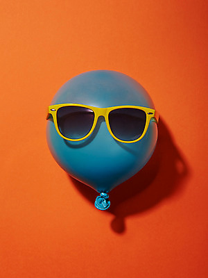 포토 JPG 스튜디오촬영 컬러 백그라운드 실내 근접촬영 사람없음 파란색 선글라스 주황색 오브젝트 풍선 국내포토 안경 뷰포인트 내부 파일형식