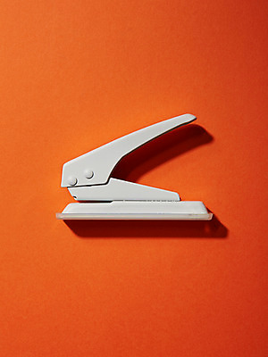 포토 JPG 스튜디오촬영 컬러 백그라운드 실내 근접촬영 사람없음 사무용품 주황색 오브젝트 국내포토 펀칭기 뷰포인트 문구용품 내부 파일형식