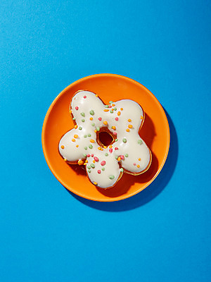 포토 JPG 스튜디오촬영 그릇 식기 접시 음식 빵 컬러 백그라운드 디저트 실내 근접촬영 사람없음 파란색 주황색 도넛 국내포토 뷰포인트 내부 파일형식