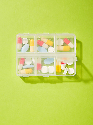 포토 JPG 스튜디오촬영 컬러 백그라운드 실내 통 근접촬영 사람없음 연두색 약 약병 오브젝트 국내포토 뷰포인트 의학 내부 초록색 병_담는 파일형식