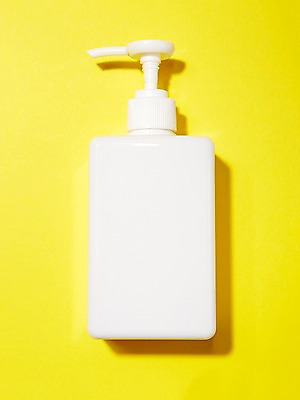 포토 JPG 스튜디오촬영 컬러 생활용품 백그라운드 실내 통 근접촬영 사람없음 노란색 오브젝트 샴푸 펌핑기 디스펜서 국내포토 뷰포인트 내부 위생용품 병_담는 파일형식