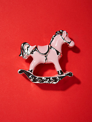 포토 JPG 스튜디오촬영 컬러 백그라운드 실내 사람없음 장식 빨간색 장난감 말_게임 오브젝트 국내포토 내부 파일형식