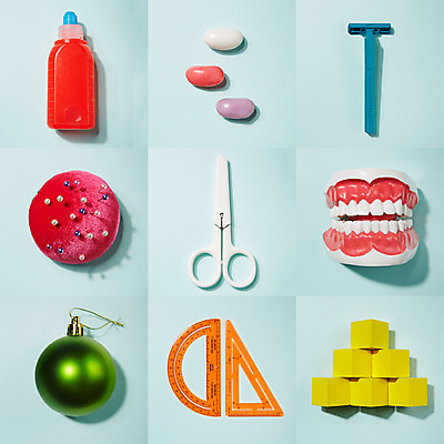 포토 JPG 스튜디오촬영 컬러 생활용품 하늘색 백그라운드 가위 실내 사람없음 장식 세트 약 사무용품 블록 방울 치아 약병 오브젝트 삼각자 젤리 면도기 치아모형 각도기 물약 옷핀 면도칼 국내포토 의학 문구용품 디저트 자 내부 파란색 위생용품 소화기관 면도 병_담는 파일형식
