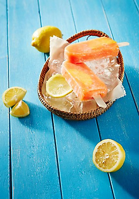 포토 JPG 스튜디오촬영 컬러 과일 아이스크림 디저트 실내 풍경 사람없음 여름 파란색 노란색 바구니 얼음 달콤 차가움 시원함 레몬 막대아이스크림 국내포토 자연요소 계절 음식 내부 맛 파일형식