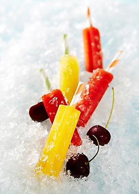 포토 JPG 스튜디오촬영 과일 아이스크림 디저트 실내 풍경 근접촬영 사람없음 아웃포커스 여름 얼음 체리 달콤 차가움 시원함 막대아이스크림 국내포토 자연요소 계절 음식 뷰포인트 촬영기법 내부 맛 파일형식