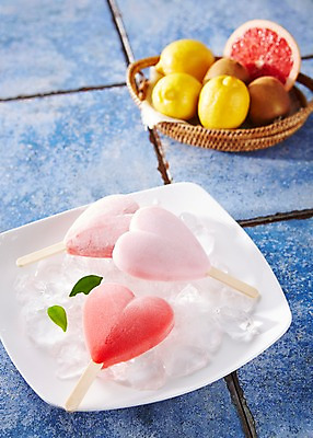 포토 JPG 스튜디오촬영 접시 과일 아이스크림 디저트 실내 풍경 사람없음 아웃포커스 여름 바구니 얼음 하트 달콤 차가움 시원함 막대아이스크림 국내포토 자연요소 모양 식기 계절 음식 촬영기법 내부 맛 파일형식