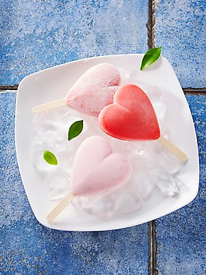 포토 JPG 스튜디오촬영 접시 아이스크림 디저트 실내 풍경 사람없음 여름 얼음 하트 달콤 차가움 시원함 막대아이스크림 국내포토 자연요소 모양 식기 계절 음식 내부 맛 파일형식