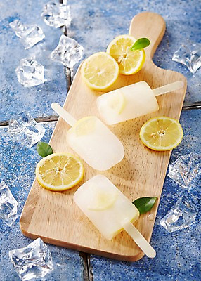 포토 JPG 스튜디오촬영 과일 아이스크림 디저트 도마 실내 풍경 사람없음 아웃포커스 여름 얼음 달콤 차가움 시원함 레몬 막대아이스크림 국내포토 자연요소 계절 음식 주방용품 촬영기법 내부 맛 파일형식