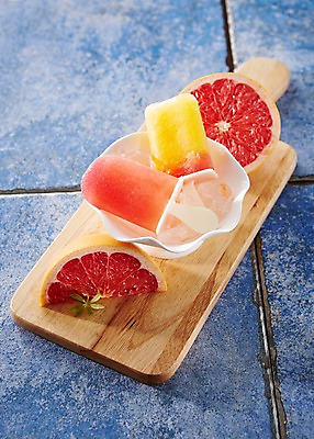 포토 JPG 스튜디오촬영 그릇 과일 아이스크림 디저트 도마 실내 풍경 사람없음 여름 얼음 달콤 차가움 시원함 자몽 막대아이스크림 국내포토 자연요소 식기 계절 음식 주방용품 내부 맛 파일형식