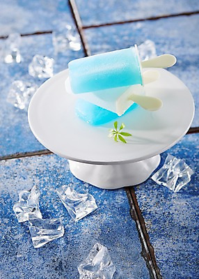 포토 JPG 스튜디오촬영 접시 아이스크림 디저트 실내 풍경 근접촬영 사람없음 아웃포커스 여름 얼음 달콤 차가움 시원함 막대아이스크림 국내포토 자연요소 식기 계절 음식 뷰포인트 촬영기법 내부 맛 파일형식