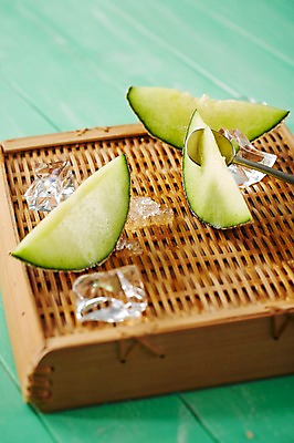 포토 JPG 스튜디오촬영 컬러 과일 아이스크림 디저트 쟁반 실내 풍경 사람없음 아웃포커스 초록색 여름 숟가락 얼음 달콤 차가움 시원함 멜론 국내포토 자연요소 계절 음식 촬영기법 수저 내부 맛 파일형식
