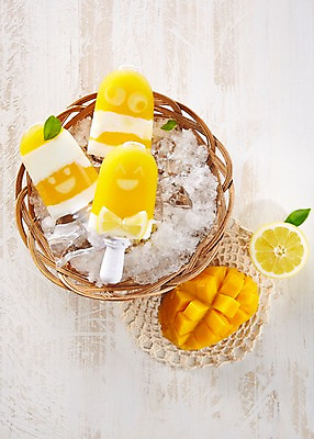 포토 JPG 스튜디오촬영 모양 컬러 과일 아이스크림 디저트 실내 표정 풍경 사람없음 여름 노란색 바구니 얼음 달콤 차가움 시원함 망고 막대아이스크림 국내포토 자연요소 계절 음식 내부 맛 열대과일 파일형식