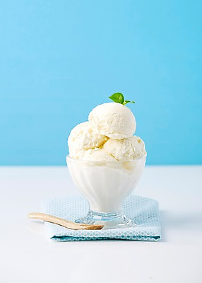 포토 JPG 스튜디오촬영 컬러 하늘색 아이스크림 디저트 실내 풍경 사람없음 컵 여름 숟가락 달콤 차가움 시원함 바닐라맛 국내포토 식기 계절 음식 수저 내부 파란색 맛 파일형식