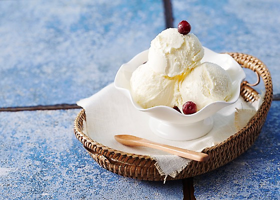 포토 JPG 스튜디오촬영 컬러 하늘색 과일 아이스크림 디저트 실내 풍경 사람없음 컵 여름 바구니 숟가락 체리 달콤 차가움 시원함 바닐라맛 국내포토 식기 계절 음식 수저 내부 파란색 맛 파일형식