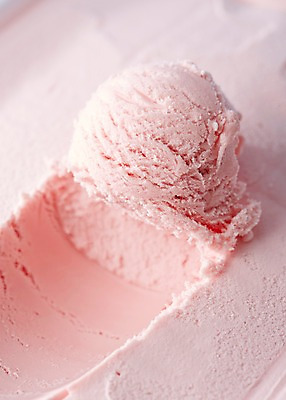 포토 JPG 스튜디오촬영 분홍색 컬러 아이스크림 디저트 실내 풍경 근접촬영 사람없음 아웃포커스 여름 달콤 차가움 시원함 딸기맛 국내포토 계절 음식 뷰포인트 딸기 촬영기법 내부 맛 파일형식