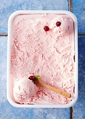 포토 JPG 스튜디오촬영 분홍색 컬러 과일 딸기 아이스크림 디저트 실내 통 풍경 사람없음 여름 숟가락 달콤 차가움 시원함 딸기맛 국내포토 계절 음식 수저 내부 맛 파일형식