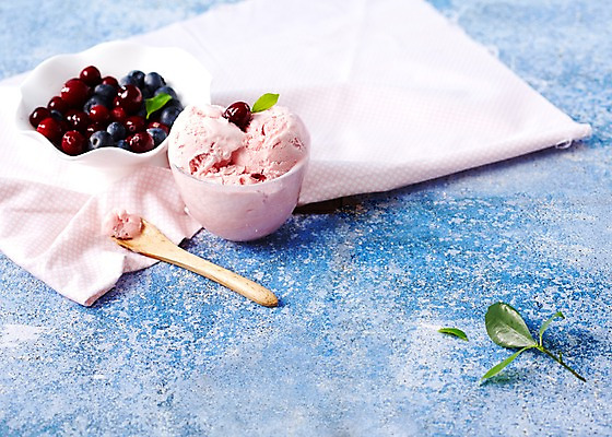 포토 JPG 스튜디오촬영 분홍색 컬러 하늘색 과일 딸기 아이스크림 디저트 실내 풍경 사람없음 컵 여름 숟가락 달콤 차가움 시원함 블루베리 국내포토 식기 계절 음식 수저 내부 파란색 맛 파일형식