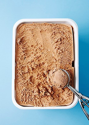 포토 JPG 스튜디오촬영 컬러 아이스크림 디저트 실내 통 풍경 사람없음 여름 갈색 달콤 차가움 시원함 스쿠프 초코맛 국내포토 계절 음식 내부 초콜릿 맛 파일형식