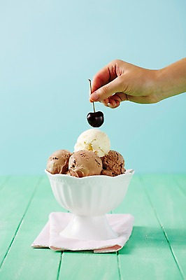 포토 JPG 스튜디오촬영 과일 아이스크림 디저트 한손 실내 한명 들기 사람 풍경 신체부위 컵 여름 체리 달콤 차가움 시원함 바닐라맛 초코맛 국내포토 1 식기 손 계절 음식 모션 내부 초콜릿 맛 파일형식