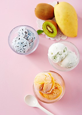 포토 JPG 스튜디오촬영 분홍색 컬러 과일 아이스크림 디저트 실내 키위 풍경 사람없음 컵 여름 숟가락 달콤 차가움 시원함 망고 국내포토 식기 계절 음식 수저 내부 맛 열대과일 파일형식