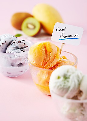 포토 JPG 스튜디오촬영 분홍색 컬러 아이스크림 디저트 실내 풍경 근접촬영 사람없음 아웃포커스 컵 여름 팻말 달콤 차가움 시원함 국내포토 식기 계절 음식 뷰포인트 프레임 촬영기법 내부 맛 파일형식