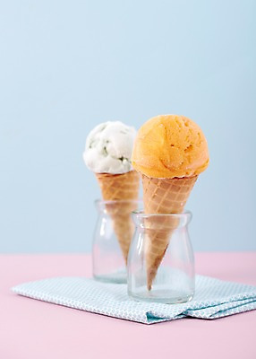 포토 JPG 스튜디오촬영 탁자 유리병 아이스크림 디저트 실내 풍경 사람없음 아웃포커스 여름 달콤 차가움 시원함 담기 아이스크림콘 국내포토 계절 음식 가구 모션 병_용기 촬영기법 내부 맛 콘 파일형식