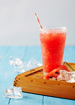 포토 JPG 스튜디오촬영 음료 컬러 과일 아이스크림 디저트 여름음식 수박 실내 빨대 풍경 사람없음 아웃포커스 컵 빨간색 여름 얼음 주스 달콤 차가움 과일주스 시원함 수박주스 제철음식 제철과일 국내포토 자연요소 식기 계절 음식 촬영기법 내부 맛 제철 파일형식 여름_계절