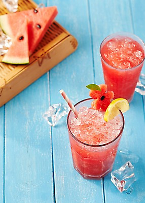 포토 JPG 스튜디오촬영 음료 컬러 하늘색 과일 아이스크림 디저트 여름음식 수박 실내 빨대 풍경 사람없음 아웃포커스 장식 컵 빨간색 여름 얼음 주스 달콤 차가움 과일주스 시원함 수박주스 제철음식 제철과일 국내포토 자연요소 식기 계절 음식 촬영기법 내부 파란색 맛 제철 파일형식 여름_계절