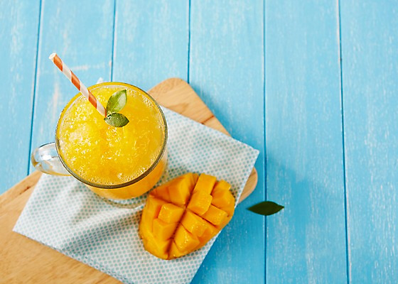 포토 JPG 스튜디오촬영 음료 컬러 하늘색 과일 아이스크림 디저트 실내 빨대 풍경 사람없음 컵 여름 노란색 얼음 달콤 차가움 과일주스 시원함 망고 망고주스 국내포토 자연요소 식기 계절 음식 내부 파란색 주스 맛 열대과일 파일형식