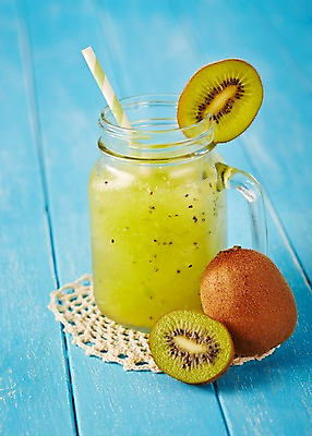 포토 JPG 스튜디오촬영 음료 컬러 하늘색 과일 유리병 아이스크림 디저트 실내 키위 빨대 풍경 사람없음 아웃포커스 연두색 여름 달콤 차가움 과일주스 시원함 키위주스 국내포토 계절 음식 병_용기 촬영기법 내부 초록색 파란색 주스 맛 파일형식