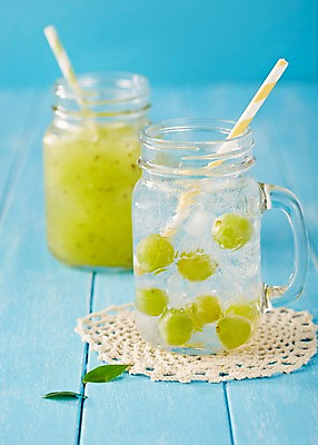 포토 JPG 스튜디오촬영 컬러 하늘색 유리병 아이스크림 디저트 실내 빨대 풍경 사람없음 아웃포커스 연두색 여름 달콤 차가움 과일주스 시원함 청포도 국내포토 계절 음식 과일 포도 병_용기 촬영기법 내부 초록색 파란색 주스 맛 파일형식