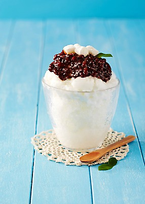 포토 JPG 스튜디오촬영 그릇 컬러 하늘색 아이스크림 디저트 여름음식 떡 실내 풍경 사람없음 여름 숟가락 얼음 달콤 차가움 시원함 팥 팥빙수 제철음식 국내포토 자연요소 식기 계절 음식 수저 내부 파란색 맛 빙수 제철 파일형식 여름_계절