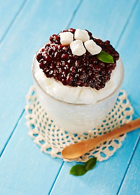 포토 JPG 스튜디오촬영 그릇 컬러 하늘색 아이스크림 디저트 여름음식 떡 실내 풍경 사람없음 아웃포커스 여름 숟가락 얼음 달콤 차가움 시원함 팥 팥빙수 제철음식 국내포토 자연요소 식기 계절 음식 촬영기법 수저 내부 파란색 맛 빙수 제철 파일형식 여름_계절